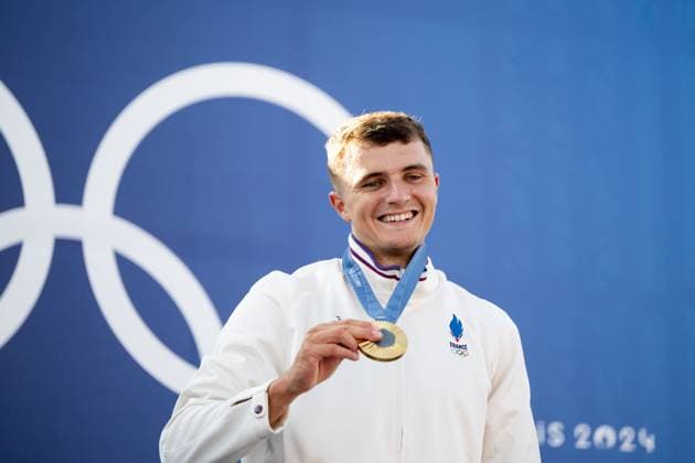 GESTIN Nicolas France celebrates victory and the gold medal on the podium at the award ceremony, FRA, Olympic Games Paris 2024, Canoe Slalom, Mens Canoe C1, 29 07 2024 FRA, Olympic Games Paris 2024, Canoe Slalom, Mens Canoe C1, 29 07 2024 Vaires sur Marne Copyright: xEibner-Pressefoto Memmlerx EP_MMR