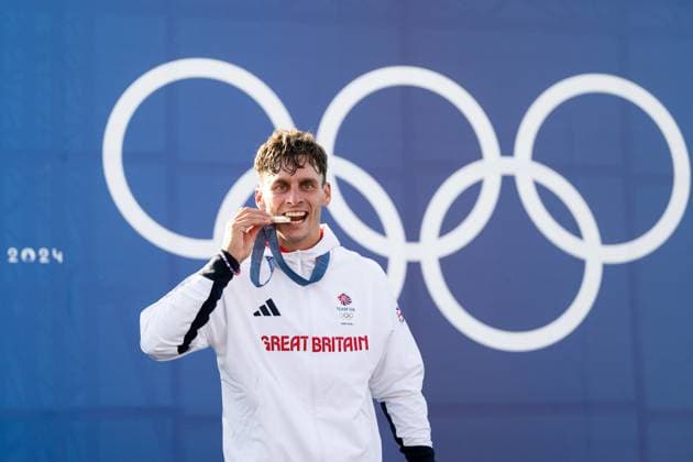 BURGESS Adam Great Britain celebrates 2nd place and the silver medal on the podium at the award ceremony, FRA, Olympic Games Paris 2024, Canoe Slalom, Mens Canoe C1, 29 07 2024 FRA, Olympic Games Paris 2024, Canoe Slalom, Mens Canoe C1, 29 07 2024 Vaires sur Marne Copyright: xEibner-Pressefoto Memmlerx EP_MMR