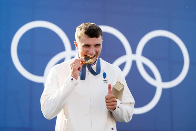 GESTIN Nicolas France celebrates victory and the gold medal on the podium at the award ceremony, FRA, Olympic Games Paris 2024, Canoe Slalom, Mens Canoe C1, 29 07 2024 FRA, Olympic Games Paris 2024, Canoe Slalom, Mens Canoe C1, 29 07 2024 Vaires sur Marne Copyright: xEibner-Pressefoto Memmlerx EP_MMR