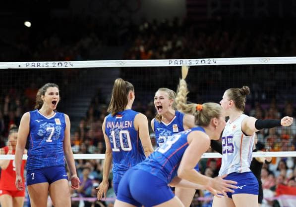 (240729) -- PARIS, July 29, 2024 -- Athletes of the Netherlands celebrate scoring during the women s preliminary round pool C of volleyball between T¨¹rkiye and the Netherlands at the Paris 2024 Olympic Games, Olympische Spiele, Olympia, OS in Paris, France, July 29, 2024. ) (PARIS2024) FRANCE-PARIS-OLY-VOLLEYBALL LixGang 