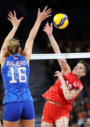 (240729) -- PARIS, July 29, 2024 -- Ebrar Karakurt (R) of T¨¹rkiye spikes the ball during the women s preliminary round pool C of volleyball between T¨¹rkiye and the Netherlands at the Paris 2024 Olympic Games, Olympische Spiele, Olympia, OS in Paris, France, July 29, 2024. ) (PARIS2024) FRANCE-PARIS-OLY-VOLLEYBALL LixGang 