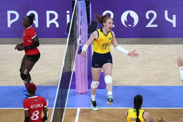 (240729) -- PARIS, July 29, 2024 -- Julia Isabelle Bergmann (top, R) of Brazil celebrates scoring during the women s preliminary round pool B of volleyball between Brazil and Kenya at the Paris 2024 Olympic Games, Olympische Spiele, Olympia, OS in Paris, France, July 29, 2024. Li Gang) (PARIS2024) FRANCE-PARIS-OLY-VOLLEYBALL ligang 