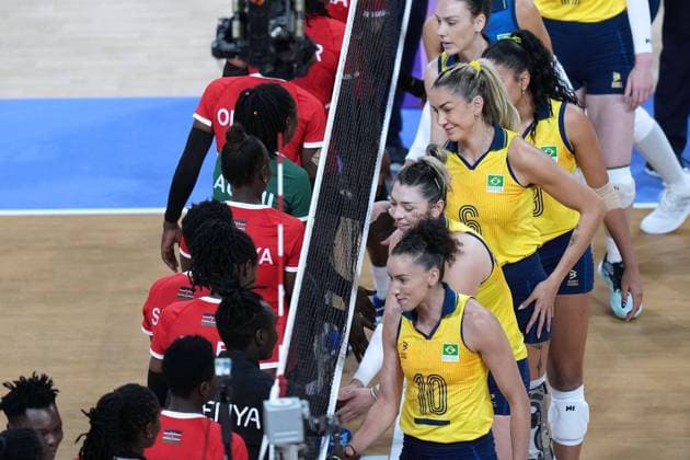 (240729) -- PARIS, July 29, 2024 -- Athletes of team Kenya (L) and team Brazil greet each other after the women s preliminary round pool B of volleyball between Brazil and Kenya at the Paris 2024 Olympic Games, Olympische Spiele, Olympia, OS in Paris, France, July 29, 2024. Li Gang) (PARIS2024) FRANCE-PARIS-OLY-VOLLEYBALL ligang 