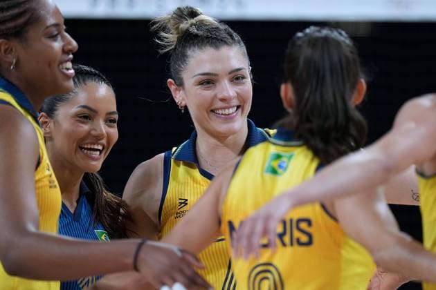 (240729) -- PARIS, July 29, 2024 -- Athletes of team Brazil celebrate scoring during the women s preliminary round pool B of volleyball between Brazil and Kenya at the Paris 2024 Olympic Games, Olympische Spiele, Olympia, OS in Paris, France, July 29, 2024. Li Gang) (PARIS2024) FRANCE-PARIS-OLY-VOLLEYBALL ligang 