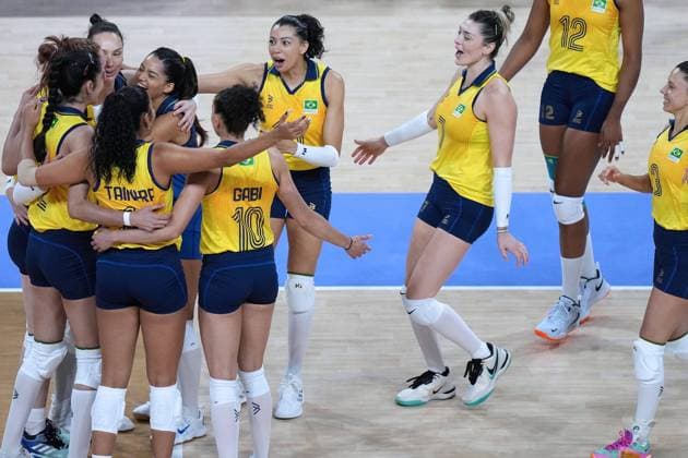 (240729) -- PARIS, July 29, 2024 -- Athletes of team Brazil celebrate winning the women s preliminary round pool B of volleyball between Brazil and Kenya at the Paris 2024 Olympic Games, Olympische Spiele, Olympia, OS in Paris, France, July 29, 2024. Li Gang) (PARIS2024) FRANCE-PARIS-OLY-VOLLEYBALL ligang 