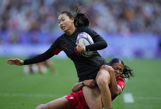 (240729) -- PARIS, July 29, 2024 -- Sun Yue (L) of China vies with Asia Hogan-Rochester of Cananda during the rugby sevens women s pool A match between China and Canada at Paris 2024 Olympic Games, Olympische Spiele, Olympia, OS in Paris, France, July 29, 2024. ) (PARIS2024) FRANCE-PARIS-OLY-RUGBY SEVENS LuixSiuxWai 