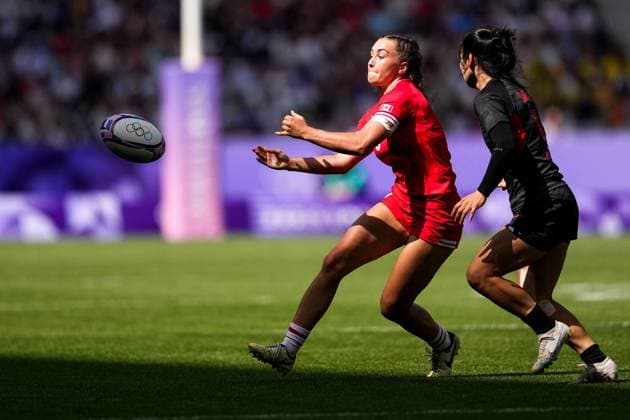 (240729) -- PARIS, July 29, 2024 -- Chloe Daniels (L) of Canada passes the ball during the rugby sevens women s pool A match between China and Canada at Paris 2024 Olympic Games, Olympische Spiele, Olympia, OS in Paris, France, July 29, 2024. Xu Chang) (PARIS2024) FRANCE-PARIS-OLY-RUGBY SEVENS xuchang 