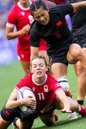 (240729) -- PARIS, July 29, 2024 -- Piper Logan (bottom) of Cananda competes during the rugby sevens women s pool A match between China and Canada at Paris 2024 Olympic Games, Olympische Spiele, Olympia, OS in Paris, France, July 29, 2024. Xu Chang) (PARIS2024) FRANCE-PARIS-OLY-RUGBY SEVENS xuchang 