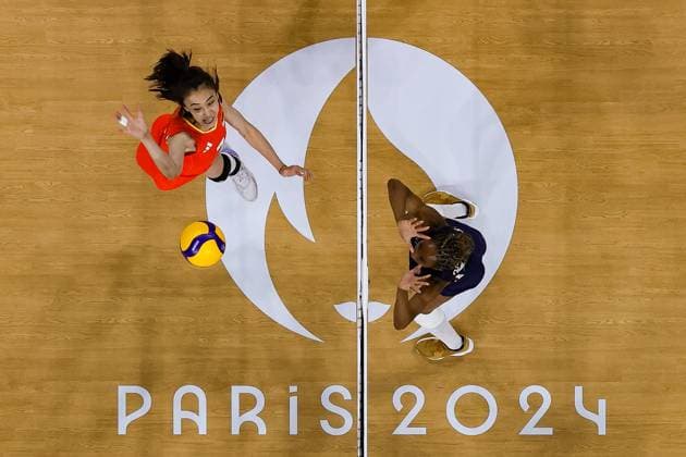 (240729) -- PARIS, July 29, 2024 -- Wang Yuanyuan (L) of China spikes during the women s preliminary round pool A match of volleyball between China and the United States at the Paris 2024 Olympic Games, Olympische Spiele, Olympia, OS in Paris, France, July 29, 2024. ) (PARIS2024)FRANCE-PARIS-OLY-VOLLEYBALL ChenxYichen 