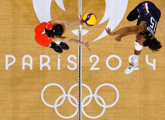 (240729) -- PARIS, July 29, 2024 -- Yuan Xinyue (L) of China blocks Haleigh Washington of the United States during the women s preliminary round pool A match of volleyball between China and the United States at the Paris 2024 Olympic Games, Olympische Spiele, Olympia, OS in Paris, France, July 29, 2024. ) (PARIS2024)FRANCE-PARIS-OLY-VOLLEYBALL ChenxYichen 