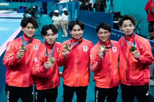 PARIS, FRANCE JULY 29 L R Hashimoto Daiki of Japan, Oka Shinnosuke of Japan, Kaya Kazuma of Japan, Tanigawa Wataru of Japan, Sugino Takaaki of Japan pose with their gold medal after their victory during the Men s Artistic Gymnastics Team Final on day three of the Olympic Games Paris 2024 at Bercy Arena on July 29, 2024 in Paris, France Paris Bercy Arena France Copyright: xJustPictures.ch DanielaxPorcellix jp-en-EuSpIm-20240729-_DP11883