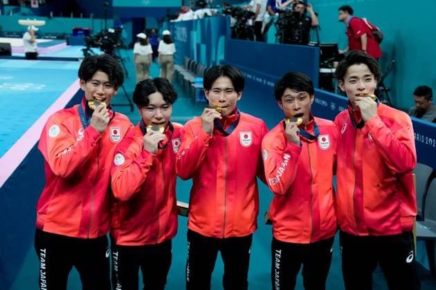PARIS, FRANCE JULY 29 L R Hashimoto Daiki of Japan, Oka Shinnosuke of Japan, Kaya Kazuma of Japan, Tanigawa Wataru of Japan, Sugino Takaaki of Japan pose with their gold medal after their victory during the Men s Artistic Gymnastics Team Final on day three of the Olympic Games Paris 2024 at Bercy Arena on July 29, 2024 in Paris, France Paris Bercy Arena France Copyright: xJustPictures.ch DanielaxPorcellix jp-en-EuSpIm-20240729-_DP11893