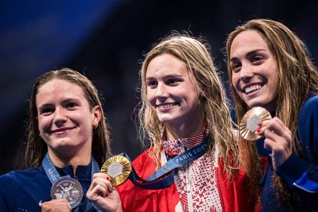240729 Emma Weyant of USA, Summer McIntosh of Canada and Katie Grimes of USA celebrate on the podium after competing in the 400 meters individual swimming medley final during day 3 of the Paris 2024 Olympic Games on July 29, 2024 in Paris Photo Maxim Thore BILDBYRAN kod MT MT0629 swimming swimming swimming olympic games olympics os ol olympiska spelen olympiske leker paris 2024 paris os paris ol 3 bbeng jubel  Copyright: MAXIMxTHORE BB240729MT066
