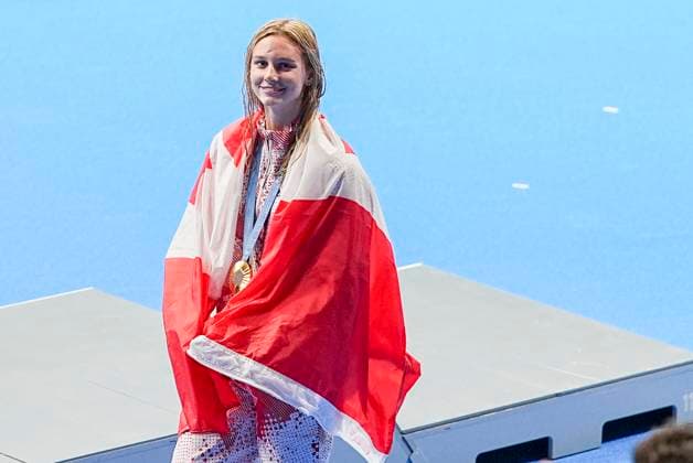 NANTERRE, FRANCE JULY 29 Summer McIntosh of Canada celebrates her gold wearing a Canada Flag during the Women™s 400m Individual Medley Medal Ceremony on day three of the Olympic Games Paris 2024 at Paris La Defense Arena on July 29, 2024 in Nanterre, France Nanterre Paris La Defense Arena France Copyright: xJustPictures.ch JarixPestelaccix jp-en-EuSpIm-JPH04118
