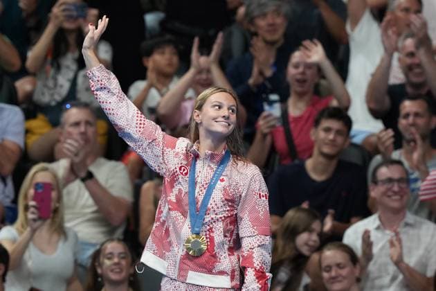 July 29, 2024, Nanterre, FRA: Summer McIntosh, of Canada, waves to supporters after winning gold in the 400-metre individual medley swimming finals at the 2024 Summer Olympics, Monday, July 29, 2024, in Nanterre, France. Canada News - July 29, 2024 - ZUMAc35_ 20240729_zaf_c35_125 Copyright: xNathanxDenettex