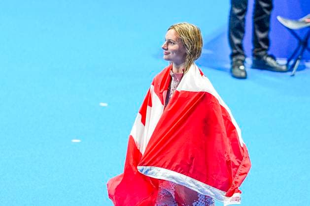 NANTERRE, FRANCE JULY 29 Summer McIntosh of Canada celebrates her gold wearing a Canada Flag during the Women™s 400m Individual Medley Medal Ceremony on day three of the Olympic Games Paris 2024 at Paris La Defense Arena on July 29, 2024 in Nanterre, France Nanterre Paris La Defense Arena France Copyright: xJustPictures.ch JarixPestelaccix jp-en-EuSpIm-JPH04115
