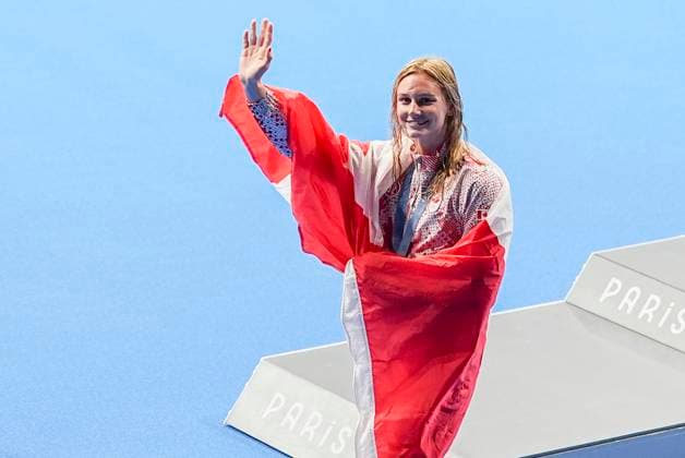 NANTERRE, FRANCE JULY 29 Summer McIntosh of Canada celebrates her gold wearing a Canada Flag during the Women™s 400m Individual Medley Medal Ceremony on day three of the Olympic Games Paris 2024 at Paris La Defense Arena on July 29, 2024 in Nanterre, France Nanterre Paris La Defense Arena France Copyright: xJustPictures.ch JarixPestelaccix jp-en-EuSpIm-JPH04119