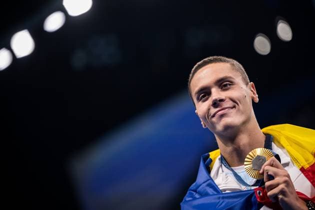 240729 David Popovici of Romania celebrates on the podium after winning the men™s 200 meters freestyle swimming final during day 3 of the Paris 2024 Olympic Games on July 29, 2024 in Paris Photo Maxim Thore BILDBYRAN kod MT MT0629 swimming swimming svomming olympic games olympics os ol olympiska spelen olympiske leker paris 2024 paris os paris ol 3 bbeng jube  Copyright: MAXIMxTHORE BB240729MT075