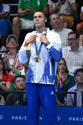 Popovici David ( ROU ) celebrates with his medal during the 2024 Olympics Games Swimming at Paris La Defense Arena on July 29, 2024 in Paris, France. ( Photo by federico pestellini DPPI Panoramic ) - JO 2024 : Natation - Jeux Olympiques 2024 - Paris2024 - Paris - 29 07 2024 DPPI Panoramic 