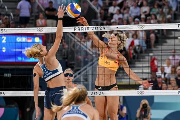 Alexia Richard (France) und Laura Ludwig (Germany) battle for the ball during the Women s Beach volleyball, Beachvolleyball Preliminary Round - Group F match between Lezana Placette, Alexia Richard France and Laura Ludwig, Louisa Lippmann Germany on Day 3 of the Olympic Games, Olympische Spiele, Olympia, OS Paris 2024 at Eiffel Tower Stadium on July 29, 2024 in Paris, France.
