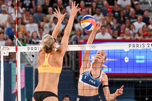 Louisa Lippmann (Germany) und Lezana Placette (France) battle for the ball during the Women s Beach volleyball, Beachvolleyball Preliminary Round - Group F match between Lezana Placette, Alexia Richard France and Laura Ludwig, Louisa Lippmann Germany on Day 3 of the Olympic Games, Olympische Spiele, Olympia, OS Paris 2024 at Eiffel Tower Stadium on July 29, 2024 in Paris, France.