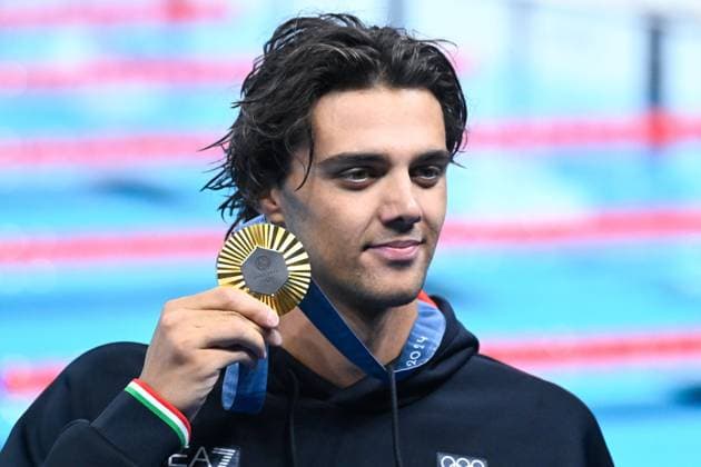 Thomas Ceccon ( ITA ) celebrates with his medal during the 2024 Olympics Games Swimming 100 backstroke at Paris La Defense Arena on July 29, 2024 in Paris, France. ( Photo by federico pestellini DPPI Panoramic ) - JO 2024 : Natation - Jeux Olympiques 2024 - Paris2024 - Paris - 29 07 2024 DPPI Panoramic 