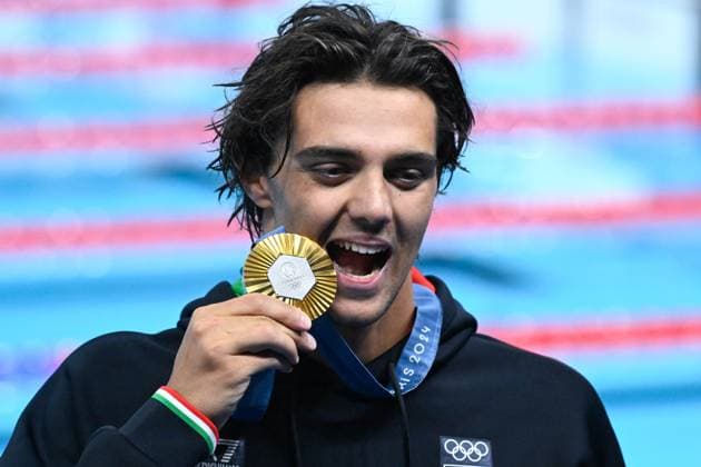 Thomas Ceccon ( ITA ) celebrates with his medal during the 2024 Olympics Games Swimming 100 backstroke at Paris La Defense Arena on July 29, 2024 in Paris, France. ( Photo by federico pestellini DPPI Panoramic ) - JO 2024 : Natation - Jeux Olympiques 2024 - Paris2024 - Paris - 29 07 2024 DPPI Panoramic 