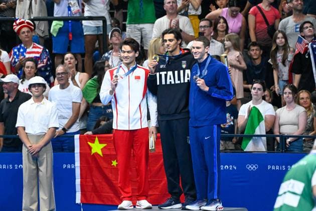 Thomas Ceccon ( ITA ) , Xu Jiayu ( CHN ) and Ryan Murphy ( USA ) celebrate with medals during the 2024 Olympics Games Swimming 100 backstroke at Paris La Defense Arena on July 29, 2024 in Paris, France. ( Photo by federico pestellini DPPI Panoramic ) - JO 2024 : Natation - Jeux Olympiques 2024 - Paris2024 - Paris - 29 07 2024 DPPI Panoramic 