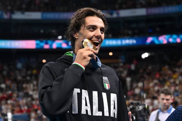 OLY24 SWIMMING, gold medallist Italian swimmer Thomas Ceccon poses with his gold medal after winning the Men s 100m Backstroke Final at Paris La Defense Arena, as part of the 2024 Paris Olympic Games, Olympische Spiele, Olympia, OS in Paris, France, Monday, July 29, 2024. ( NO ARCHIVING, EDITORIAL USE ONLY, NO USE IN BOOKS WITHOUT CONSENT PARIS FRANCE Copyright: xDEANxLEWINSx 20240730155693167369