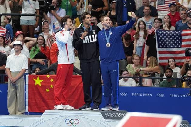 Italy s Thomas Ceccon winner of the men& x2019;s100 mt breaststroke final gold medal on the podium at the 2024 Summer Olympics, Monday, July 29, 2024, in Paris, France.  Copyright: xGianxMattiaxD Alberto LaPressex