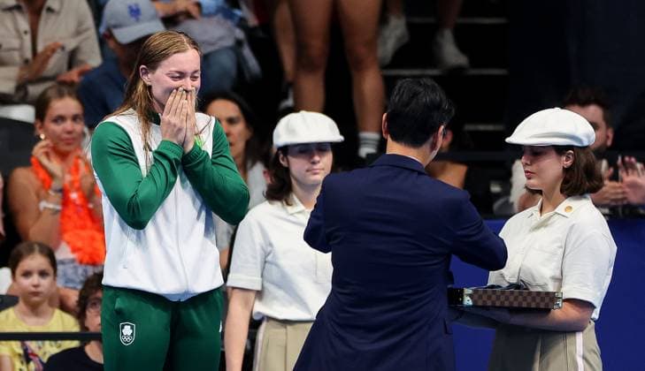 Paris 2024 Olympic Games, Olympische Spiele, Olympia, OS Paris La Defense Arena, Paris, France 29 7 2024 Swimming - Women™s 100m Breaststroke Final Ireland™s Mona McSharry receives her bronze medal Mona McSharry receives her bronze medal 29 7 2024  Copyright: x INPHO JamesxCrombiex JRY17740