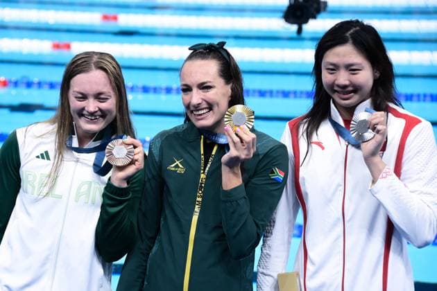 Tatjana Smith ( RSA ) , Qianting Tang ( CHN ) and Mona Mc Sharry ( IRE ) celebrates with medals during the 2024 Olympics Games Swimming 100 m breaststroke at Paris La Defense Arena on July 29, 2024 in Paris, France. ( Photo by federico pestellini DPPI Panoramic ) - JO 2024 : Natation - Jeux Olympiques 2024 - Paris2024 - Paris - 29 07 2024 DPPI Panoramic 
