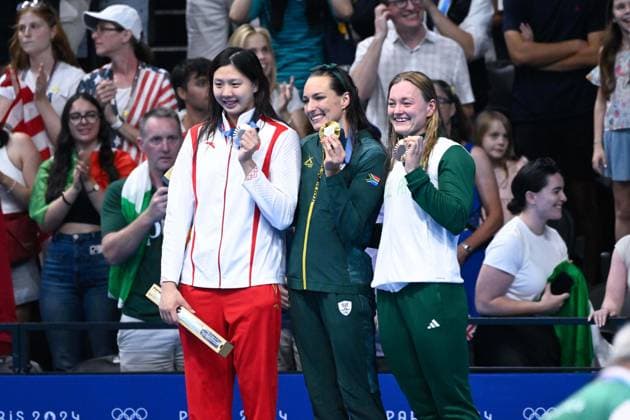 Tatjana Smith ( RSA ) , Qianting Tang ( CHN ) and Mona Mc Sharry ( IRE ) celebrates with medals during the 2024 Olympics Games Swimming 100 m breaststroke at Paris La Defense Arena on July 29, 2024 in Paris, France. ( Photo by federico pestellini DPPI Panoramic ) - JO 2024 : Natation - Jeux Olympiques 2024 - Paris2024 - Paris - 29 07 2024 DPPI Panoramic 