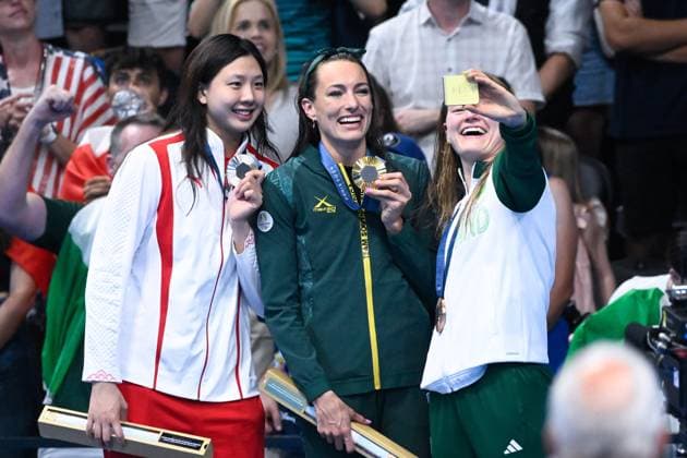 Tatjana Smith ( RSA ) , Qianting Tang ( CHN ) and Mona Mc Sharry ( IRE ) celebrates with medals during the 2024 Olympics Games Swimming 100 m breaststroke at Paris La Defense Arena on July 29, 2024 in Paris, France. ( Photo by federico pestellini DPPI Panoramic ) - JO 2024 : Natation - Jeux Olympiques 2024 - Paris2024 - Paris - 29 07 2024 DPPI Panoramic 