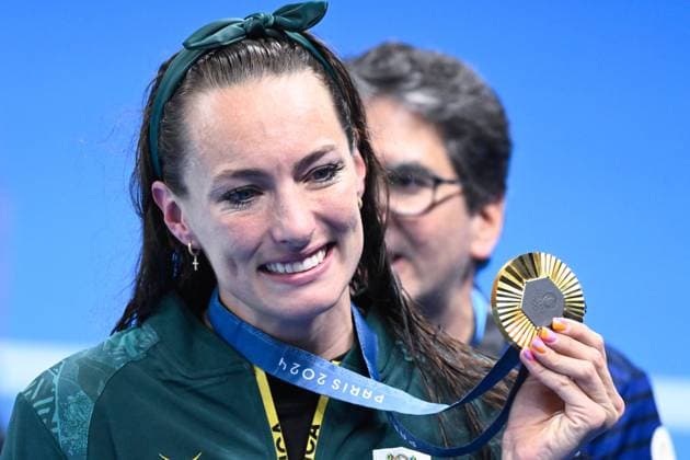 Tatjana Smith ( RSA ) celebrates with her medal during the 2024 Olympics Games Swimming 100 m breaststroke at Paris La Defense Arena on July 29, 2024 in Paris, France. ( Photo by federico pestellini DPPI Panoramic ) - JO 2024 : Natation - Jeux Olympiques 2024 - Paris2024 - Paris - 29 07 2024 DPPI Panoramic 