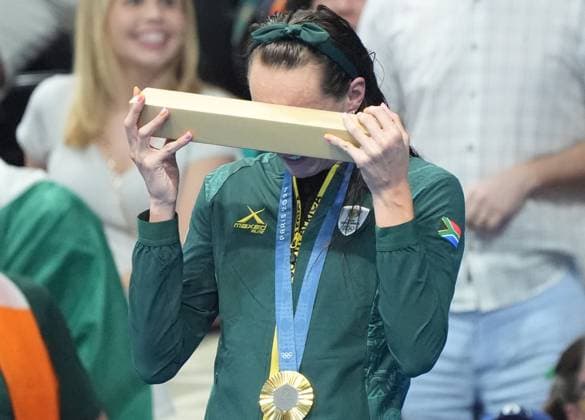 Sport Bilder des Tages Gold medalist Tatjana Smith of South Africa stands on the podium after winning the Women s 100m Breaststroke Finals at the Paris 2024 Olympics at the Arena Le Defense in Paris, France on Monday, July 29, 2024.  OLY202407291638 RICHARDxELLIS