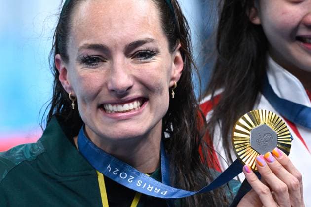 Tatjana Smith ( RSA ) celebrates with her medal during the 2024 Olympics Games Swimming 100 m breaststroke at Paris La Defense Arena on July 29, 2024 in Paris, France. ( Photo by federico pestellini DPPI Panoramic ) - JO 2024 : Natation - Jeux Olympiques 2024 - Paris2024 - Paris - 29 07 2024 DPPI Panoramic 