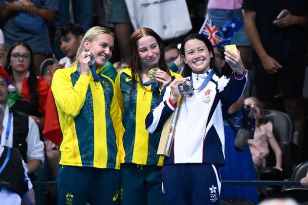 Mollie O Callaghan ( AUS ) , Ariarne Titmus ( AUS ) and Siobhan Haughey ( HKG ) celebrate with their medals during the 2024 Olympics Games Swimming 200 m freestyle at Paris La Defense Arena on July 29, 2024 in Paris, France. ( Photo by federico pestellini DPPI Panoramic ) - JO 2024 : Natation - Jeux Olympiques 2024 - Paris2024 - Paris - 29 07 2024 DPPI Panoramic 
