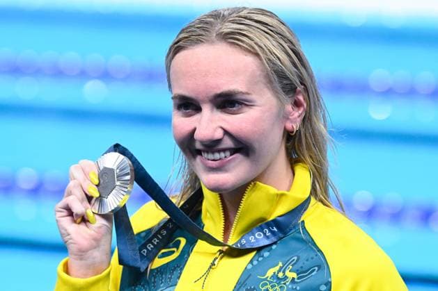 Ariarne Titmus ( AUS ) celebrates with her medal during the 2024 Olympics Games Swimming 200 m freestyle at Paris La Defense Arena on July 29, 2024 in Paris, France. ( Photo by federico pestellini DPPI Panoramic ) - JO 2024 : Natation - Jeux Olympiques 2024 - Paris2024 - Paris - 29 07 2024 DPPI Panoramic 