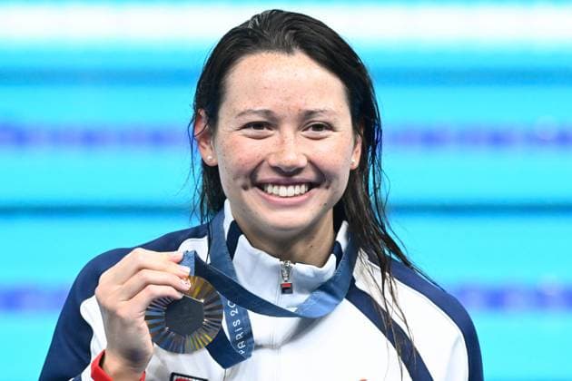 Siobhan Haughey ( HKG ) celebrates with her medal during the 2024 Olympics Games Swimming 200 m freestyle at Paris La Defense Arena on July 29, 2024 in Paris, France. ( Photo by federico pestellini DPPI Panoramic ) - JO 2024 : Natation - Jeux Olympiques 2024 - Paris2024 - Paris - 29 07 2024 DPPI Panoramic 