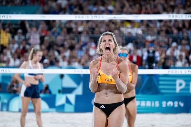 LUDWIG Laura Germany cheers, PLACETTE Lezana, RICHARD Alexia France vs LUDWIG Laura, LIPPMANN Louisa Germany , FRA, Olympic Games Paris 2024, Beach Volleyball, Women Preliminary Round Pool F, 29 07 2024 FRA, Olympic Games Paris 2024, Beach Volleyball, Women Preliminary Round Pool F, 29 07 2024 Paris Copyright: xEibner-Pressefoto Memmlerx EP_MMR