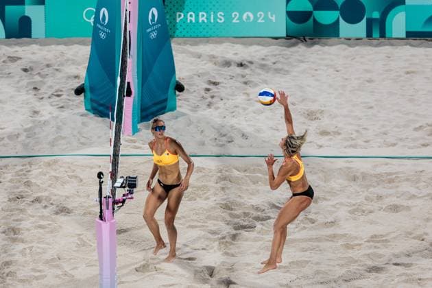 FRA, Paris, Olympic Games Paris 2024, 29 07 2024, Beach Volleyball Preliminary Round Group F Match 6 FRA Lezana Placette and Alexia Richard GER Laura Ludwig and Louisa Lippmann , Eiffel Tower Centre Court Laura Ludwig and Louisa Lippmann Germany on the attack Copyright: HMBxMedia SteffiexWunderl