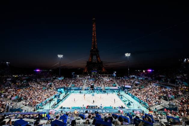 FRA, Paris, Olympic Games Paris 2024, 29 07 2024, Beach Volleyball Preliminary Round Group F Match 6 FRA Lezana Placette and Alexia Richard GER Laura Ludwig and Louisa Lippmann , Eiffel Tower Centre Court Overview, Impression The Centre Court with a view of the Eiffel Tower at sunset, light show Copyright: HMBxMedia SteffiexWunderl
