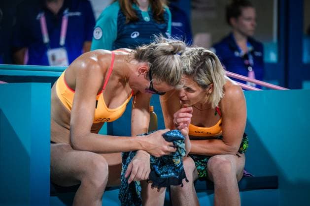 29 07 2024, Paris, Eiffel Tower Stadium Beach volleyball, Olympic Games, preliminary round timeout Louisa Lippmann and Laura Ludwig GER
