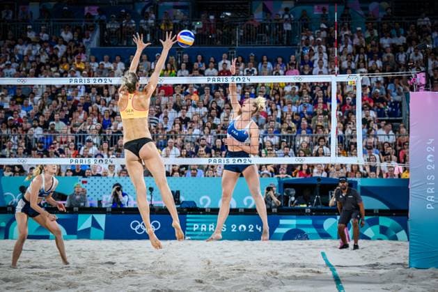 29 07 2024, Paris, Eiffel Tower Stadium Beach volleyball, Olympic Games, preliminary round Block Louisa Lippmann GER Attack Alexia Richard FRA