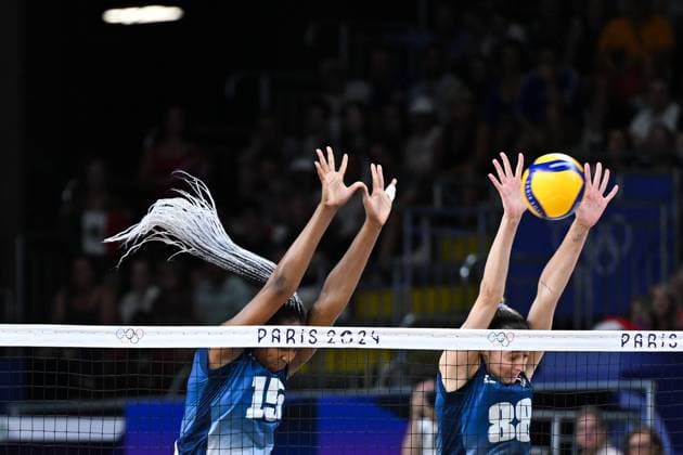 (240729) -- PARIS, July 29, 2024 -- Amandha Sylves (L) and Amelie Rotar of France block an attack during the women s volleyball preliminary round pool A match between Serbia and France at Paris 2024 Olympic Games, Olympische Spiele, Olympia, OS in Paris, France, July 29, 2024. ) (PARIS2024) FRANCE-PARIS-OLY-VOLLEYBALL JuxHuanzong 