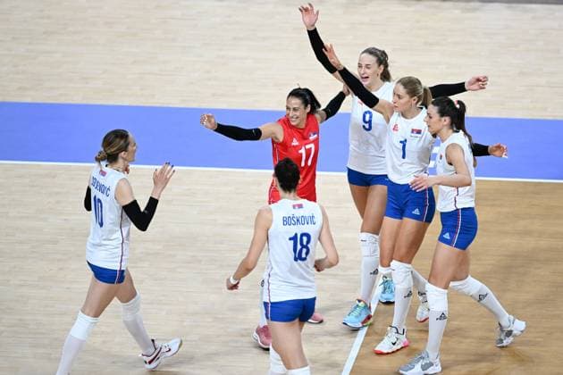 (240729) -- PARIS, July 29, 2024 -- Players of team Serbia celebrate scoring during the women s volleyball preliminary round pool A match between Serbia and France at Paris 2024 Olympic Games, Olympische Spiele, Olympia, OS in Paris, France, July 29, 2024. ) (PARIS2024) FRANCE-PARIS-OLY-VOLLEYBALL JuxHuanzong 