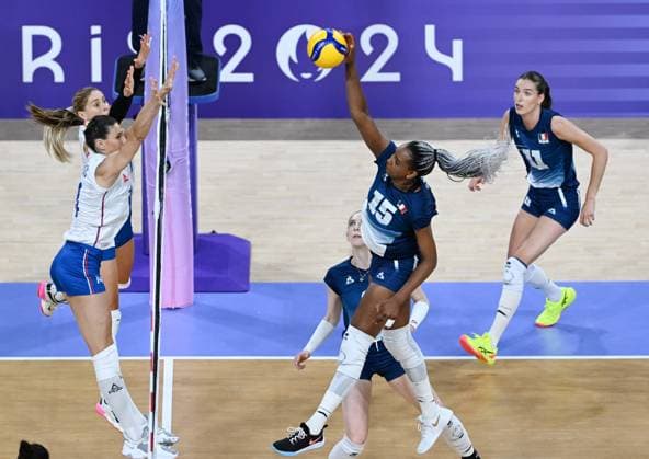 (240729) -- PARIS, July 29, 2024 -- Amandha Sylves (R, front) of France spikes the ball during the women s volleyball preliminary round pool A match between Serbia and France at Paris 2024 Olympic Games, Olympische Spiele, Olympia, OS in Paris, France, July 29, 2024. ) (PARIS2024) FRANCE-PARIS-OLY-VOLLEYBALL JuxHuanzong 