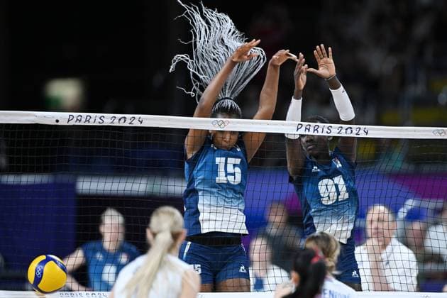 (240729) -- PARIS, July 29, 2024 -- Amandha Sylves (L, back) and Halimatou Bah of France block during the women s volleyball preliminary round pool A match between Serbia and France at Paris 2024 Olympic Games, Olympische Spiele, Olympia, OS in Paris, France, July 29, 2024. ) (PARIS2024) FRANCE-PARIS-OLY-VOLLEYBALL JuxHuanzong 