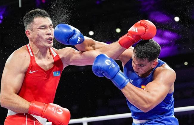 Sport Themen der Woche KW31 Sport Bilder des Tages (240729) -- PARIS, July 29, 2024 -- Ayoub Ghadfa Drissi El Aissaoui (blue) of Spain competes against Kamshybek Kunkabayev of Kazakhstan during the boxing men s +92kg preliminaries round of 16 match of Paris 2024 Olympic Games, Olympische Spiele, Olympia, OS in Paris, France, July 29, 2024. Jiang Wenyao) (PARIS2024) FRANCE-PARIS-OLY-BOXING jiangwenyao 